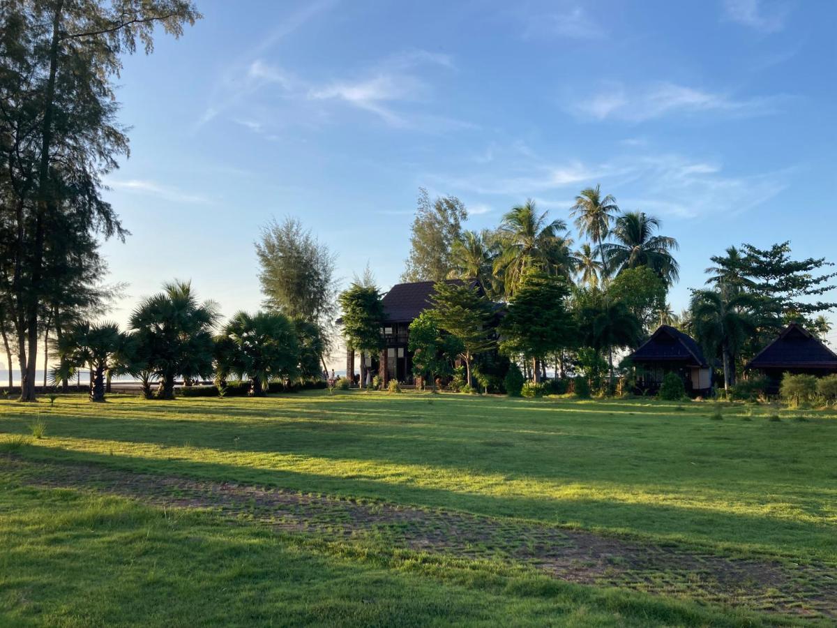 The Chevalley Beach Resort Satun Exterior photo